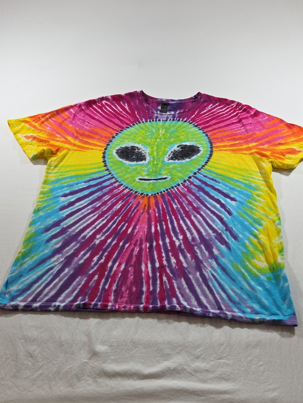 Multicolor Tie-Dye Alien Graphic Tee Shirt Vibrant Rainbow Gildan  Short Sleeve